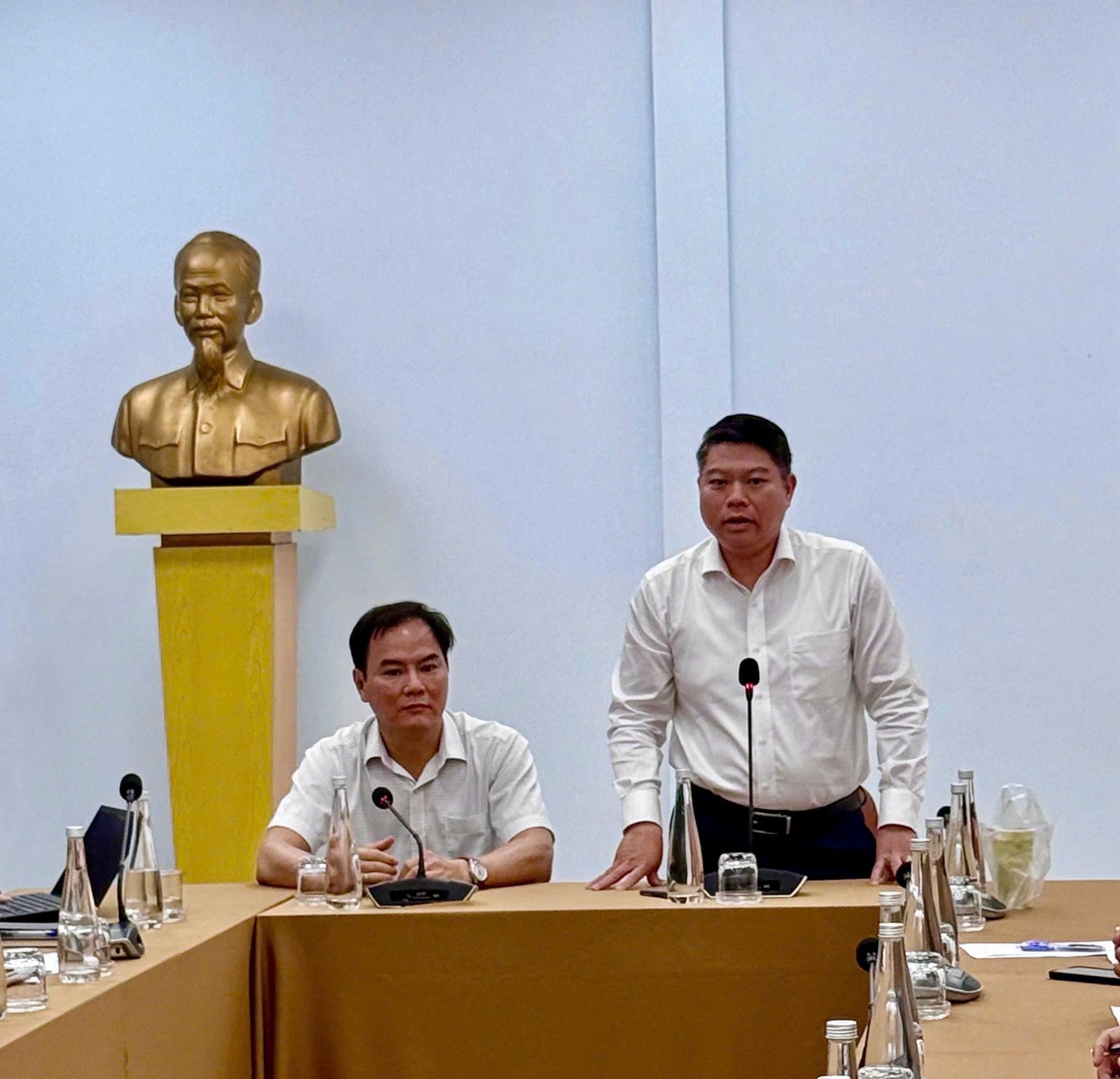 Phần trao đổi tại bàn chủ trì buổi làm việc