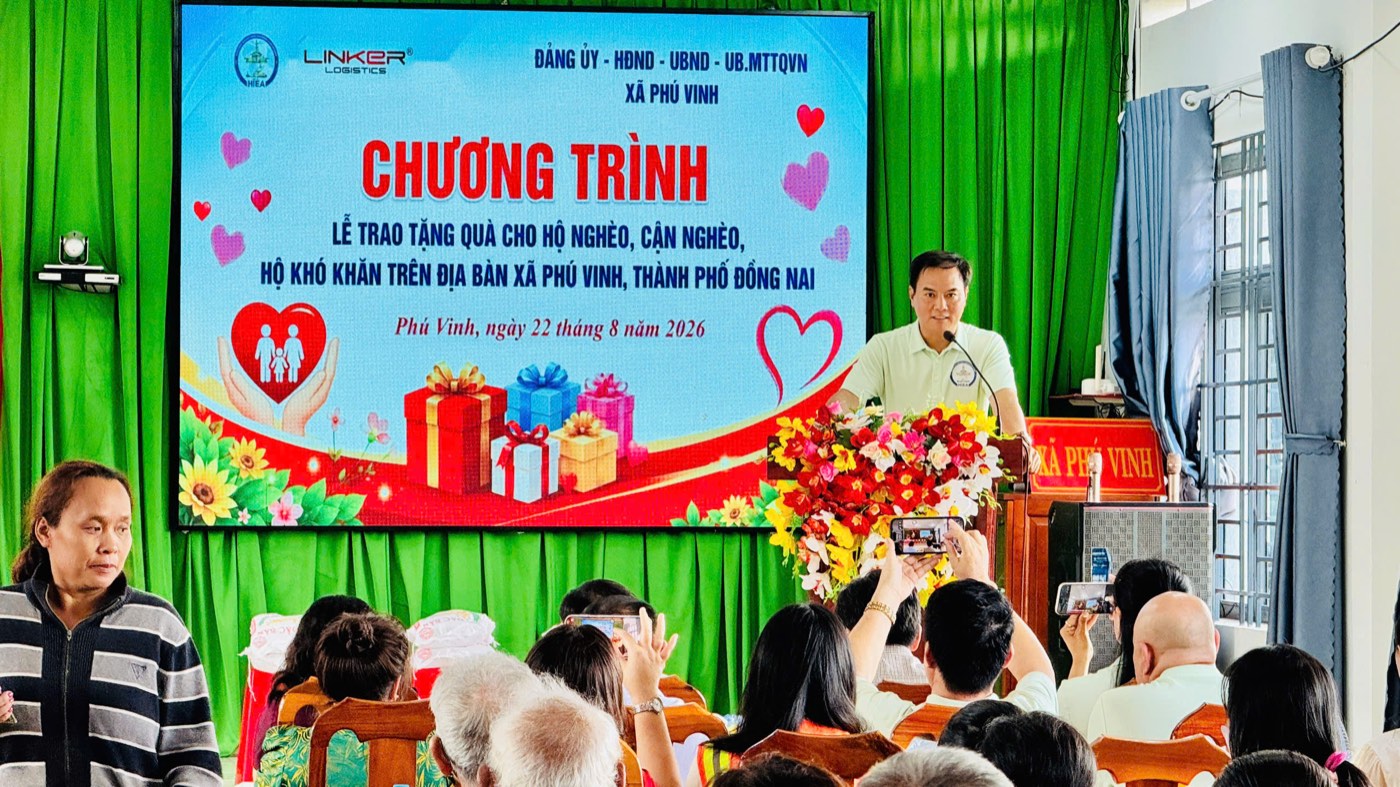 Lễ trao tặng quà cho hộ nghèo, cận nghèo, hộ khó khăn tại xã Phú Vinh