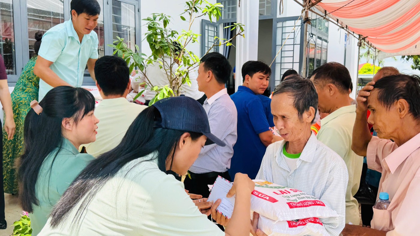 Đại diện HIEA trao quà tới bà con xã Phú Vinh